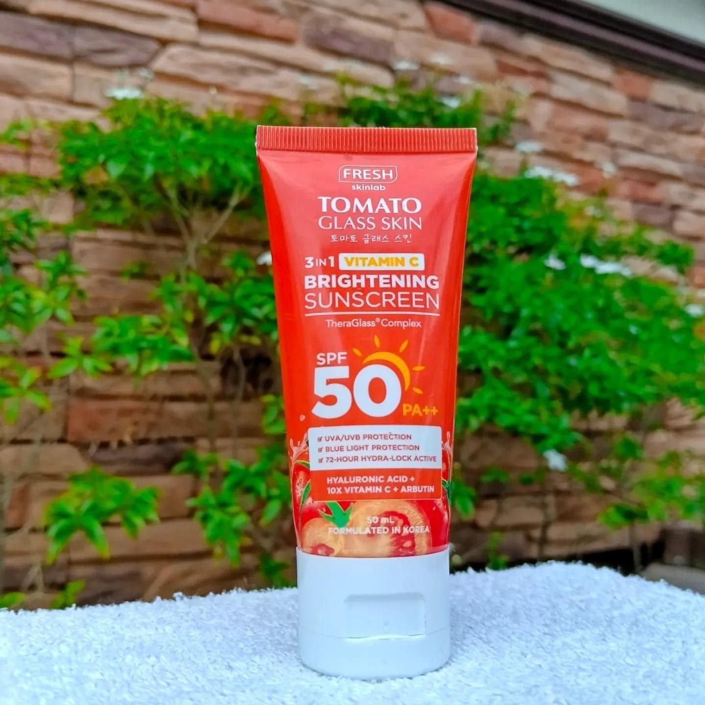 𝗙𝗿𝗲𝘀𝗵 𝗦𝗸𝗶𝗻𝗹𝗮𝗯 𝗧𝗼𝗺𝗮𝘁𝗼 𝗚𝗹𝗮𝘀𝘀 𝗦𝗸𝗶𝗻 3in1 Vitamin C Brightening Sunscreen SPF 50 PA++ 50 mL